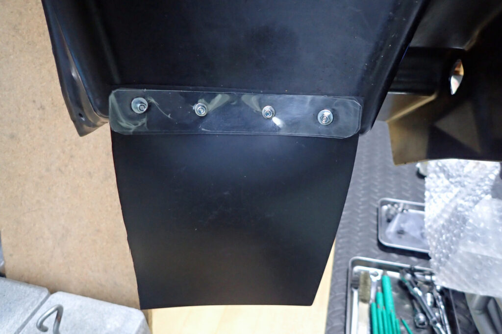 バイクのリアサスペンションを泥はねから守るための自作マッドガードを取り付ける