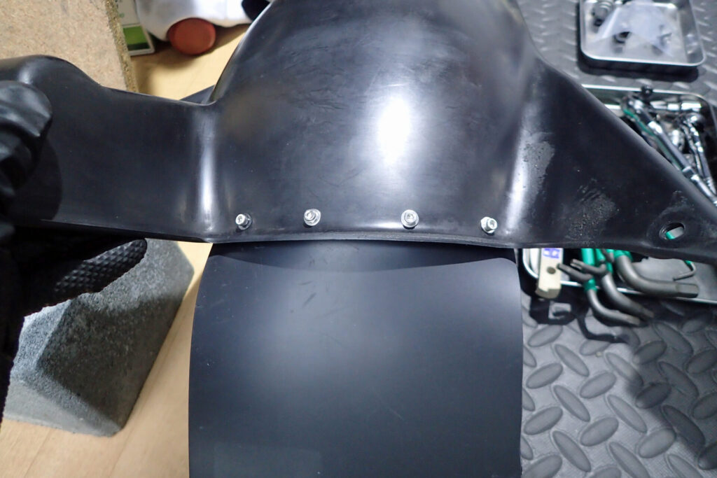 バイクのリアサスペンションを泥はねから守るための自作マッドガードを取り付ける