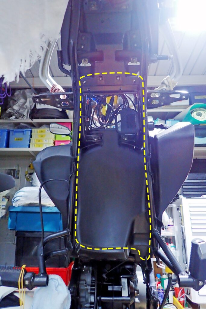 G650GSに自作マッドガードを取り付けるため部品を外す