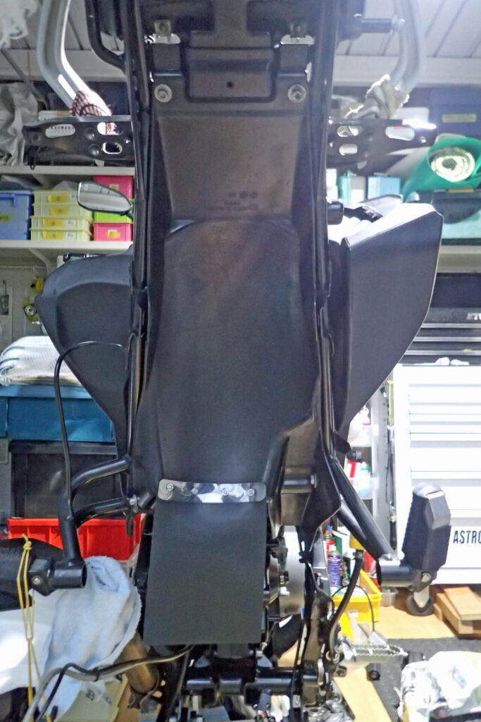 バイクのリアサスペンションを泥はねから守るための自作マッドガードを車体に取り付ける