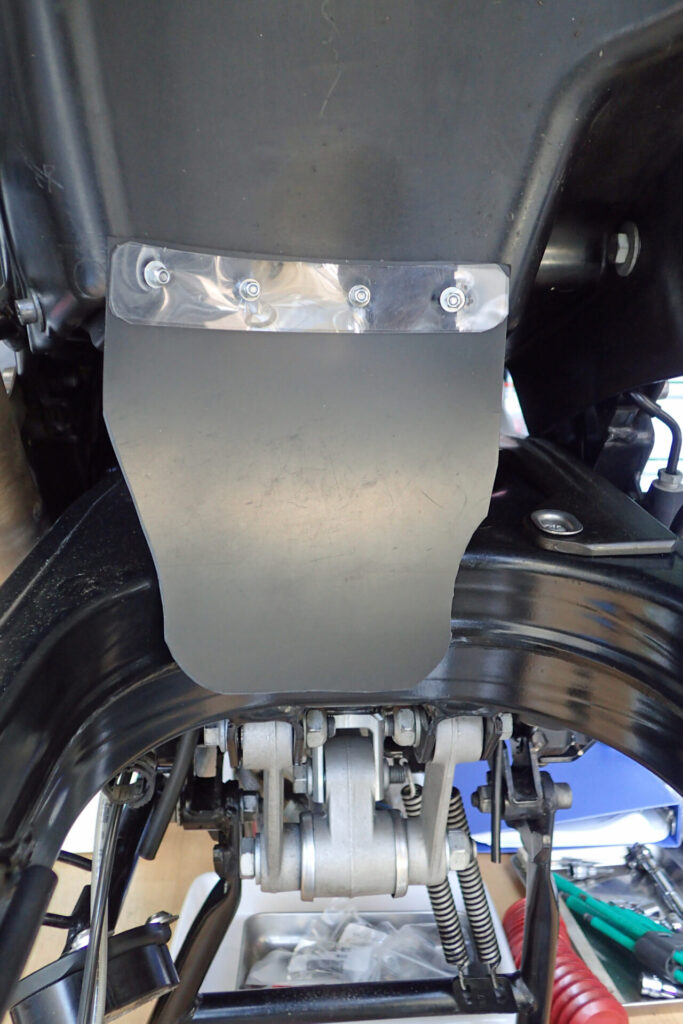 バイクのリアサスペンションを泥はねから守るための自作マッドガード取り付け完了
