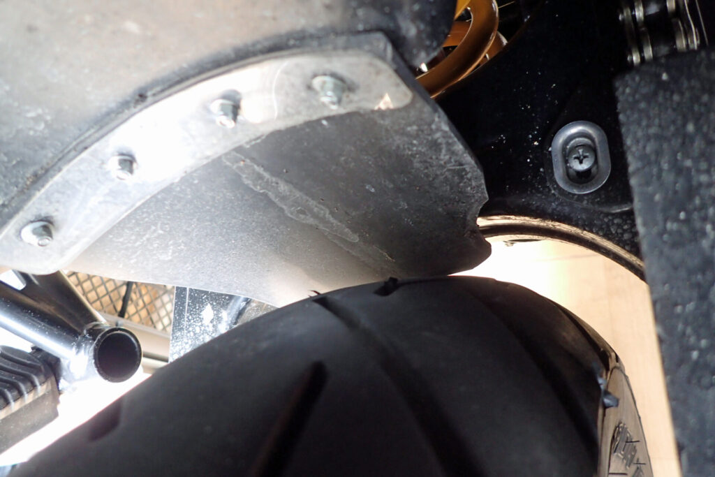 バイクのリアサスペンションを泥はねから守るための自作マッドガードの効果の検証.しっかりと効果を発揮していた