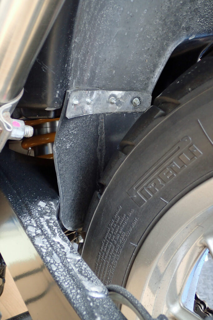 バイクのリアサスペンションを泥はねから守るための自作マッドガードの効果の検証.しっかりと効果を発揮していた