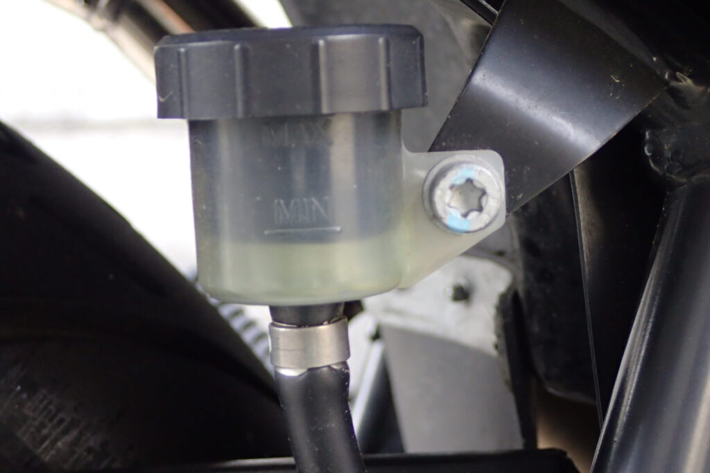 バイクのリアブレーキフルードタンクの点検.ダイヤフラムが下がってきている.