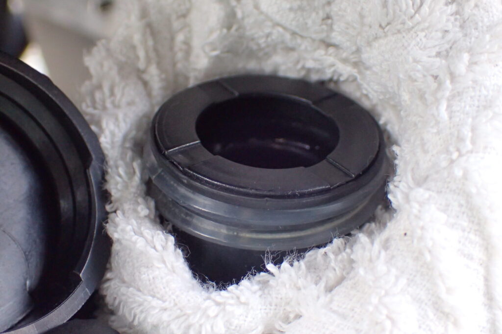 リアブレーキタンクの蓋を開けたところ.内蓋が見える.