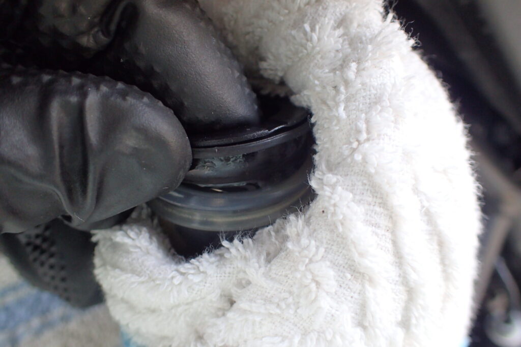 リアブレーキタンクの内蓋とダイヤフラムを外す.