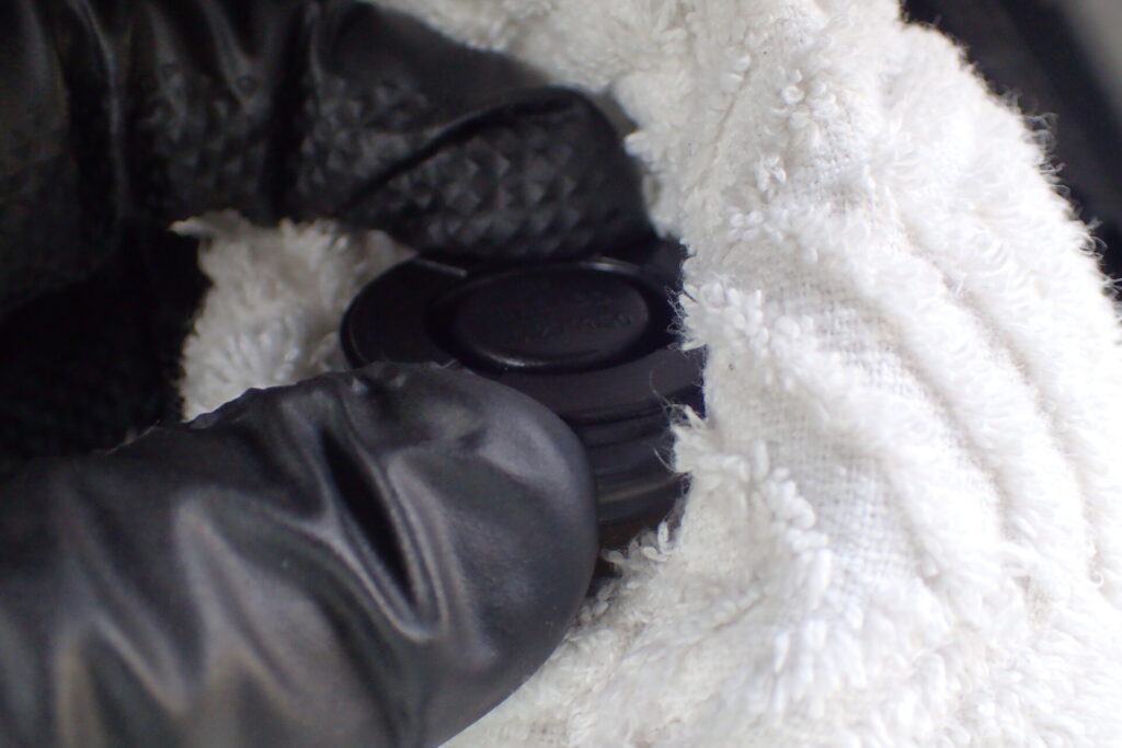 リアブレーキフルードタンクのダイヤフラムと内蓋をはめる.