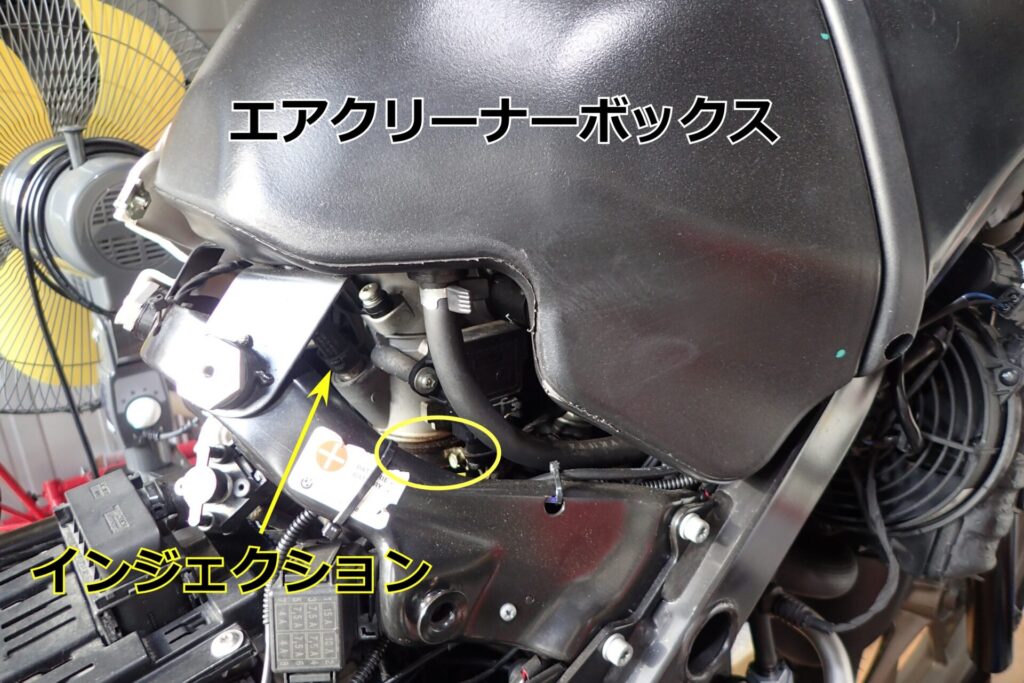 G650GSのエアクリーナーボックスとスロットルバルブ付近の写真.インシュレーターの位置の写真.