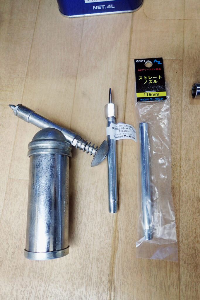 ミニグリスガンとそれに装着できるAZのノズルです.ストレートノズルと狭所用ノズルです.