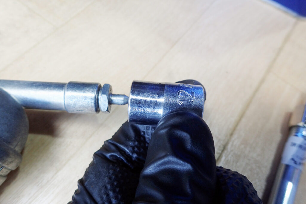 ミニグリスガンの先端を12mmのソケットで外します.