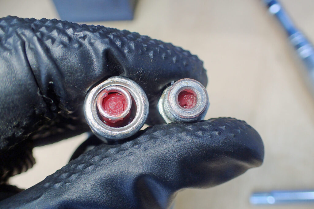 ミニグリスガンの先端を外したところです.中にはグリスとスプリングが入っています