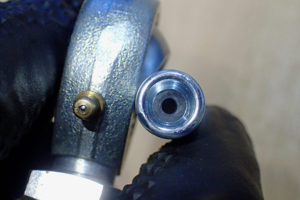 グリスガンのストレートノズルと,グリスニップル(PB107)の写真.