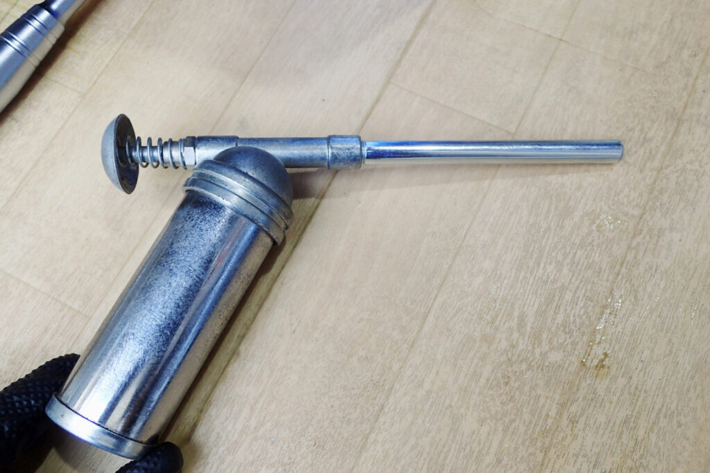 ミニグリスガンにAZのストレートノズルを装着.