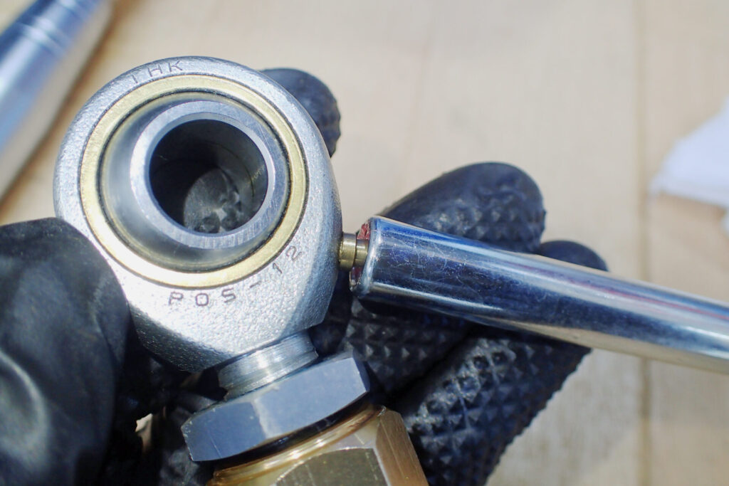 AZのストレートノズルを使って,グリスニップル(PB107)にグリスを充填する.