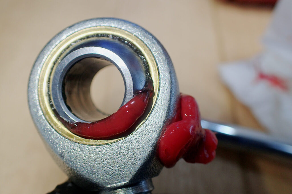 AZのストレートノズルで,グリスニップル(PB107)にグリスを充填できるが,充填後に残圧でノズル先端からグリスが溢れ出す.