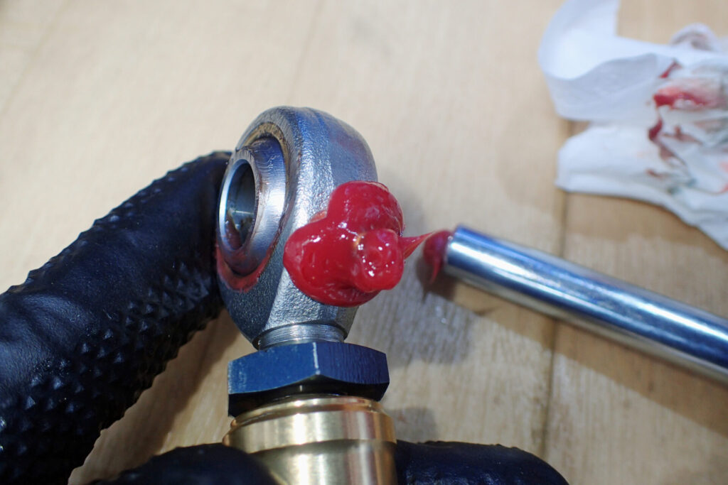 AZのストレートノズルで,グリスニップル(PB107)にグリスを充填できるが,充填後に残圧でノズル先端からグリスが溢れ出す.