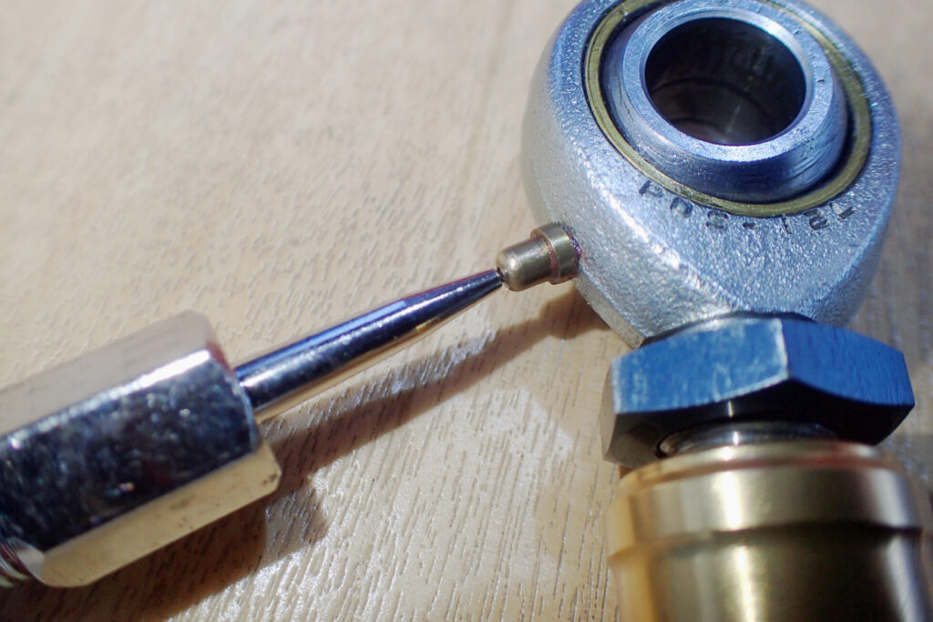 AZの狭所用ノズルをグリスニップル(PB107)にあててみるものの,全く使用できないことが分かる.