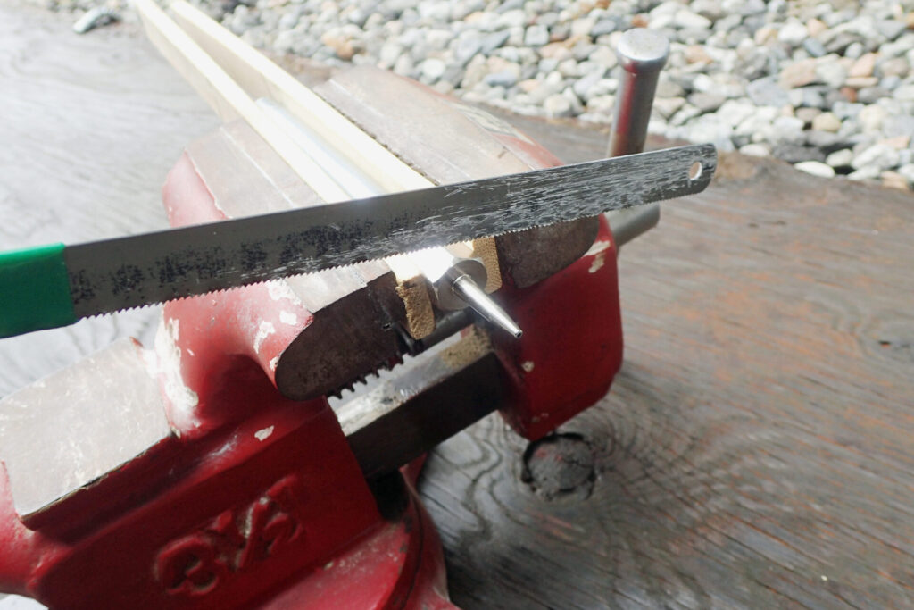 AZの狭所用ノズルを改造して,グリスニップル(PB107)の専用ノズル(N型)を取り付けるための加工状況