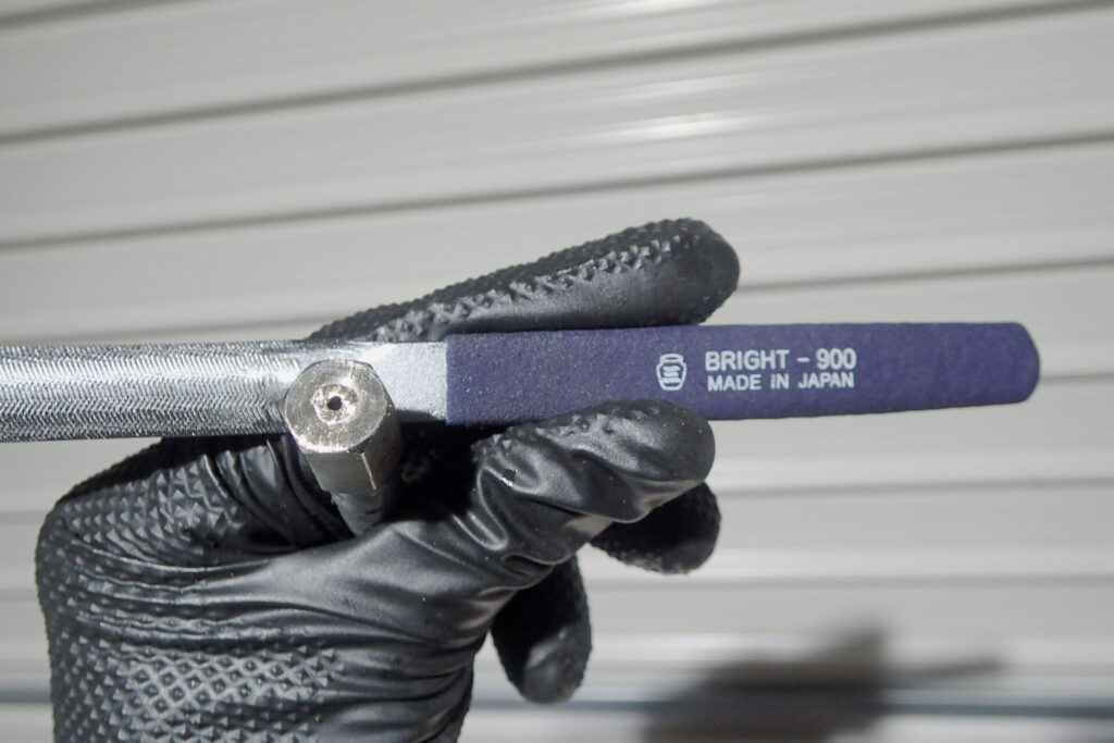 AZの狭所用ノズルを改造して,グリスニップル(PB107)の専用ノズル(N型)を取り付けるための加工状況