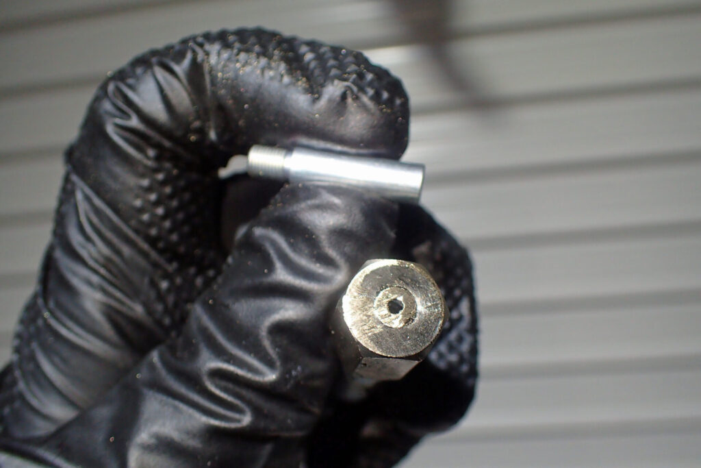 AZの狭所用ノズルを改造して,グリスニップル(PB107)の専用ノズル(N型)を取り付けるための加工状況