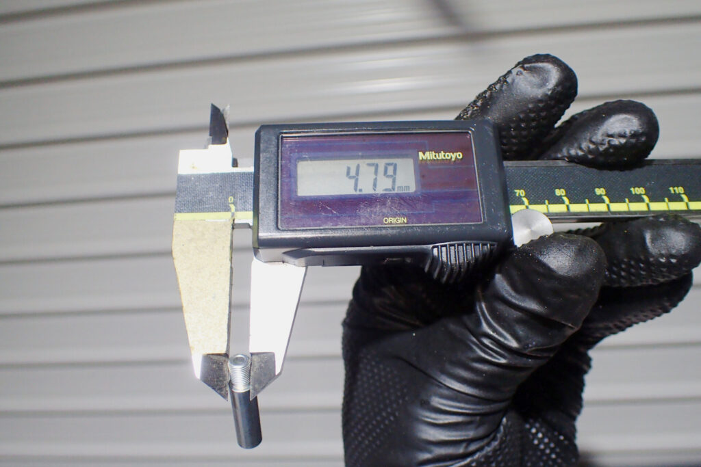 AZの狭所用ノズルを改造して,グリスニップル(PB107)の専用ノズル(N型)を取り付けるための加工状況