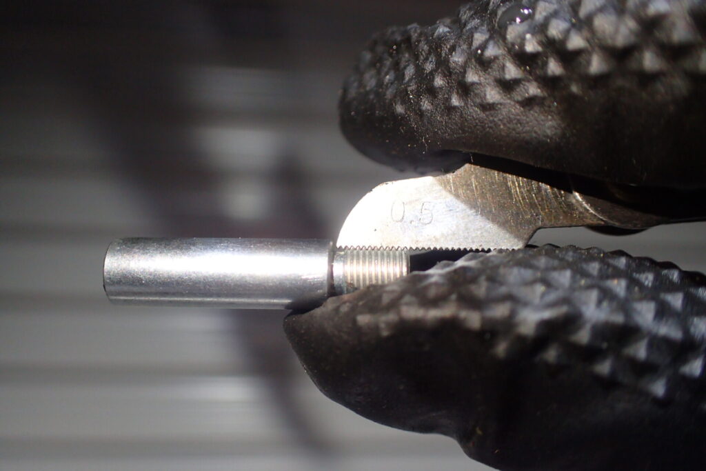 AZの狭所用ノズルを改造して,グリスニップル(PB107)の専用ノズル(N型)を取り付けるための加工状況