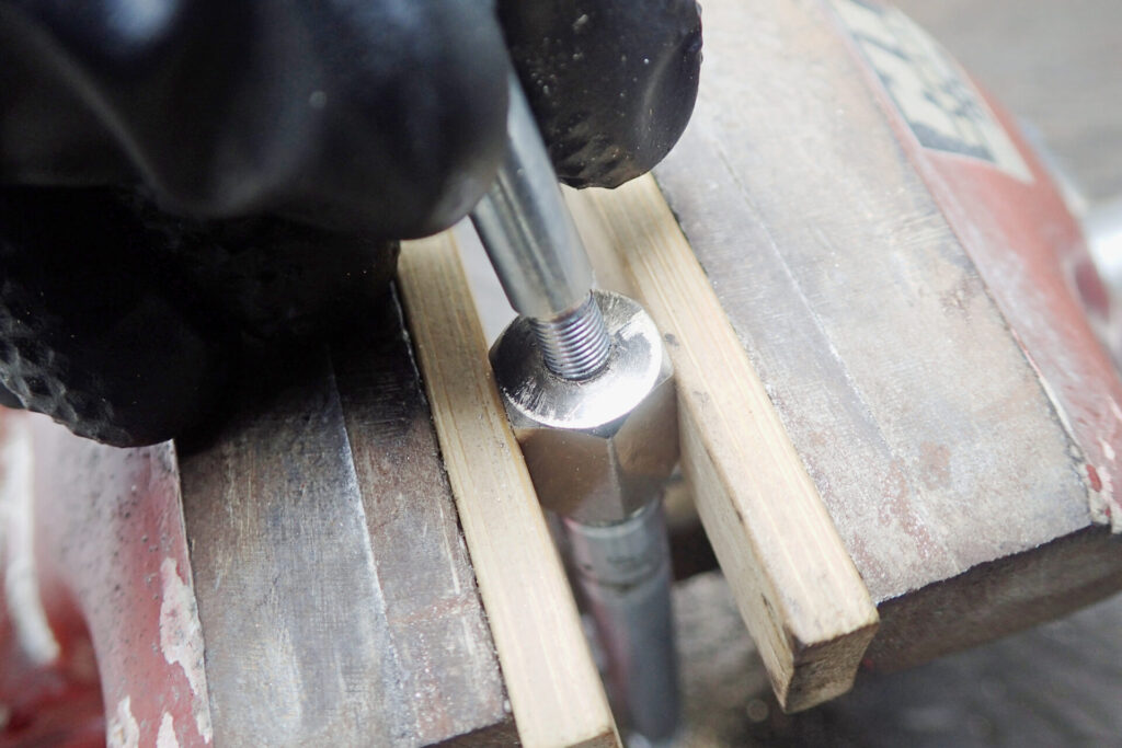 AZの狭所用ノズルを改造して,グリスニップル(PB107)の専用ノズル(N型)を取り付けるための加工状況