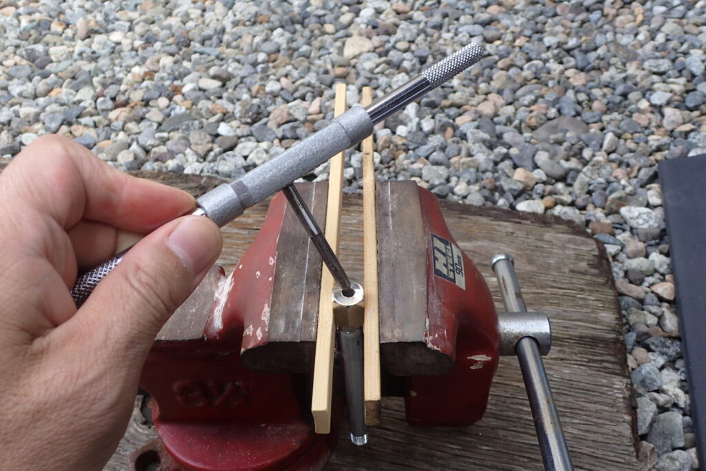 AZの狭所用ノズルを改造して,グリスニップル(PB107)の専用ノズル(N型)を取り付けるための加工状況