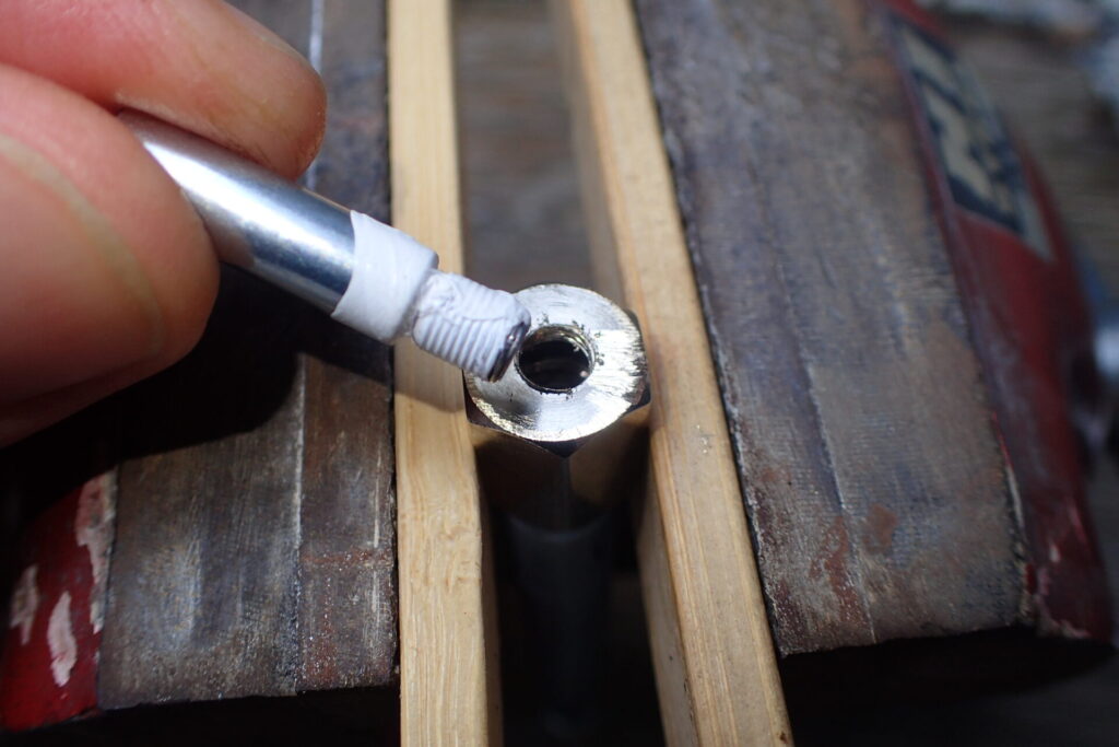 AZの狭所用ノズルを改造して,グリスニップル(PB107)の専用ノズル(N型)を取り付けるための加工状況