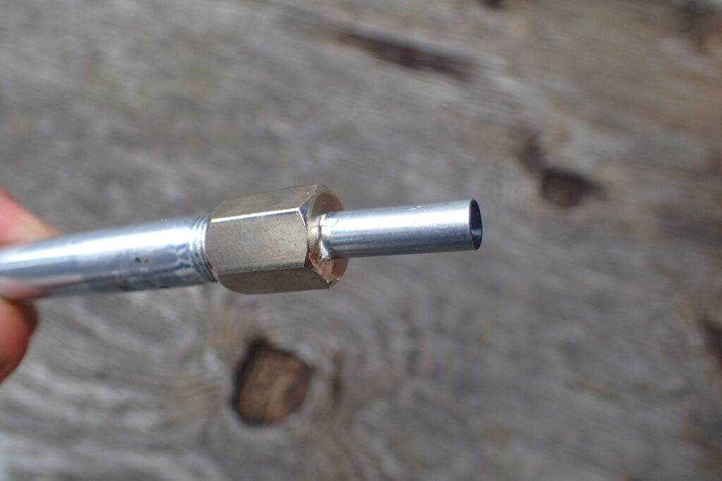 AZの狭所用ノズルを改造して,グリスニップル(PB107)の専用ノズル(N型)を取り付けるための加工状況