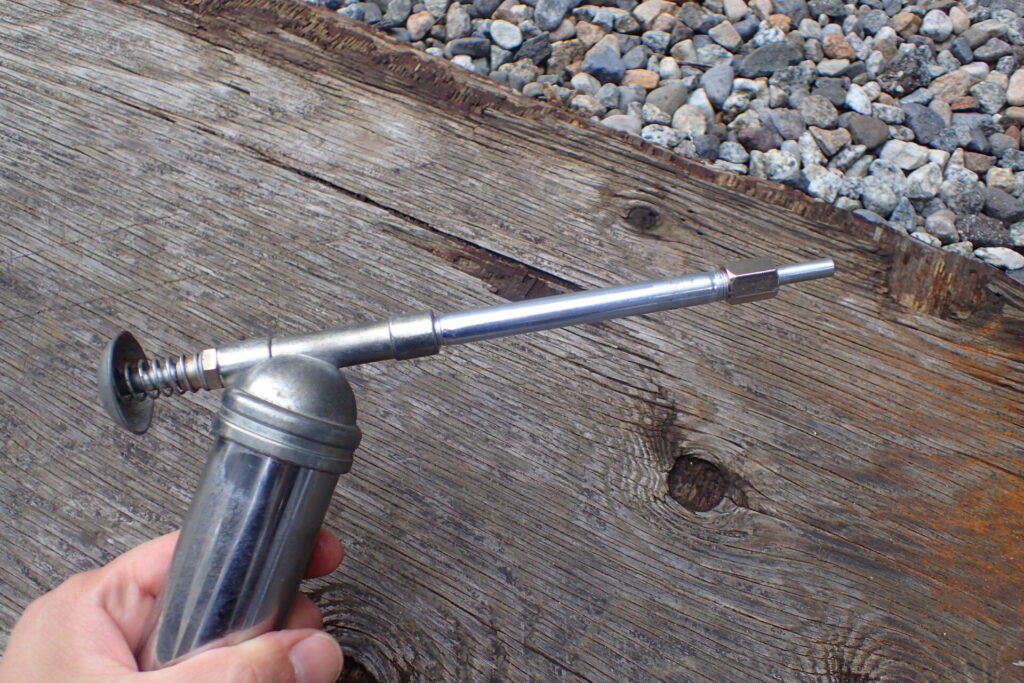 ミニグリスガンに,PB107用のノズル(N型)を取り付けたところ.