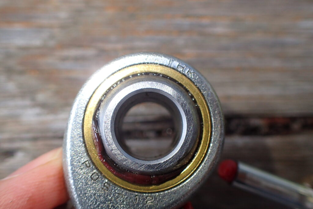 極小グリスニップル(PB107)に,専用ノズルを用いてグリスを充填できたところ.