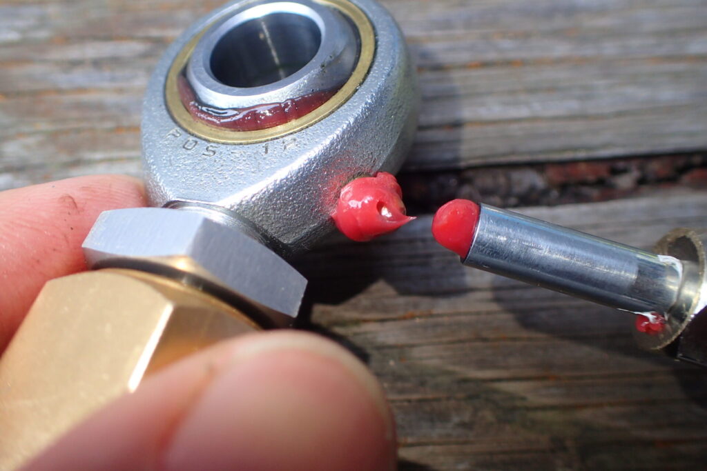 極小グリスニップル(PB107)に,専用ノズルを用いてグリスを充填できたところ.