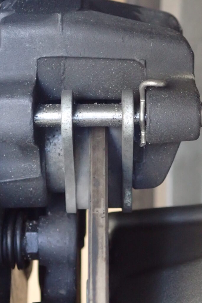 バイクのリアブレーキパッドの残量確認.