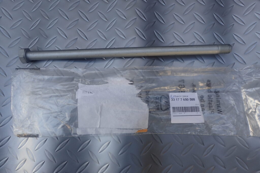 G650GSの新品ピボットシャフト.部品番号も写っている.