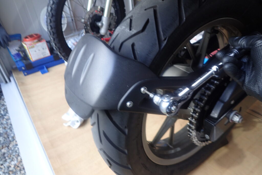 G650GSのマッドカバーを外すところ.