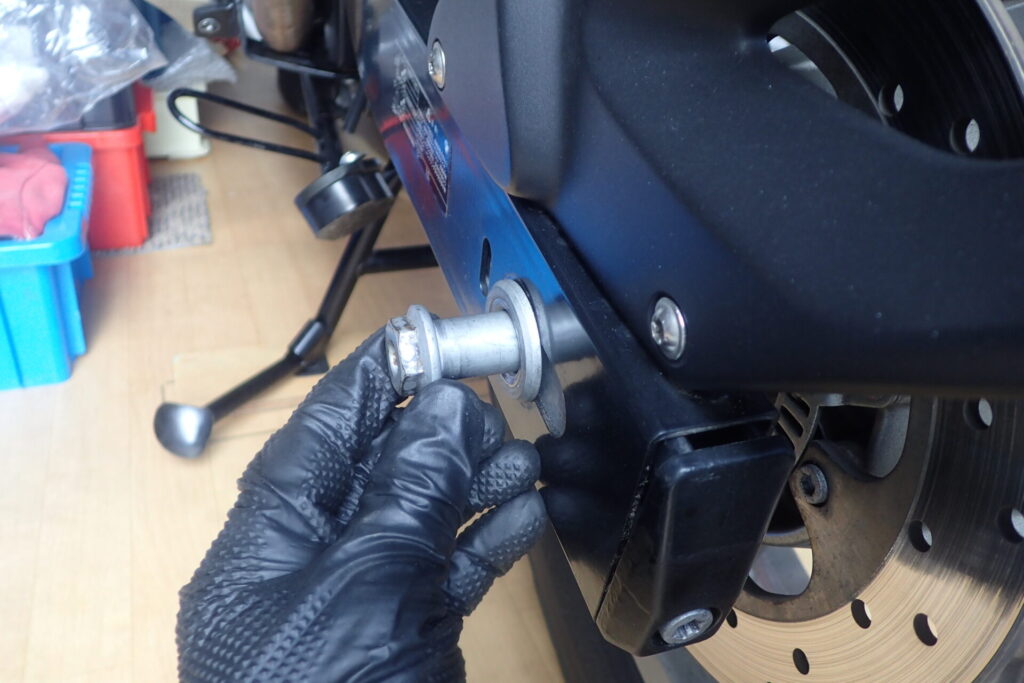 リアのアクスルシャフトを外すところ.