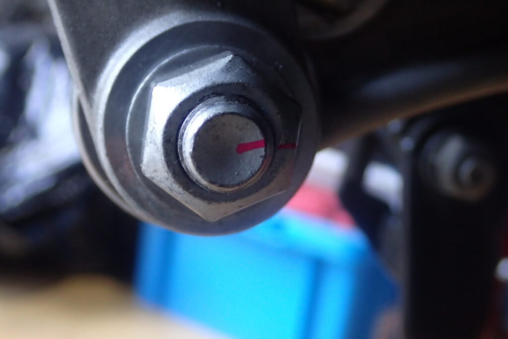 スイングアームとリアリンクの連結部のボルトを締め付けたところ,ボルトには締め付け終了の目印を付けている.