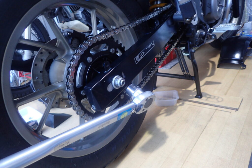 アクスルシャフトの締付けにトルクレンチを使用しているところ.