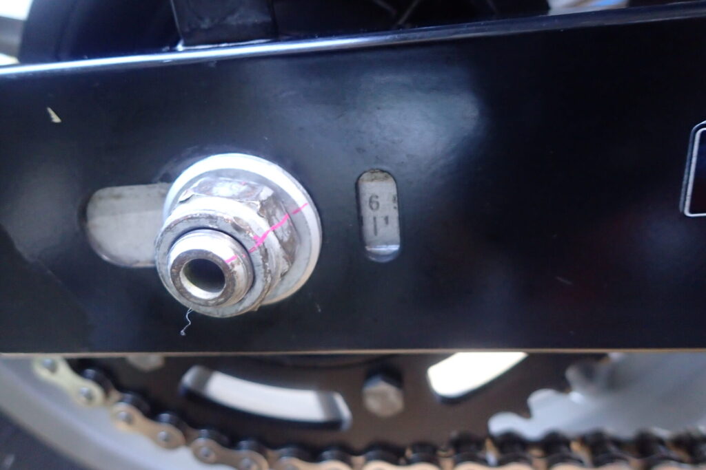 アクスルシャフトを締め付け後に,マーキングしてある様子.