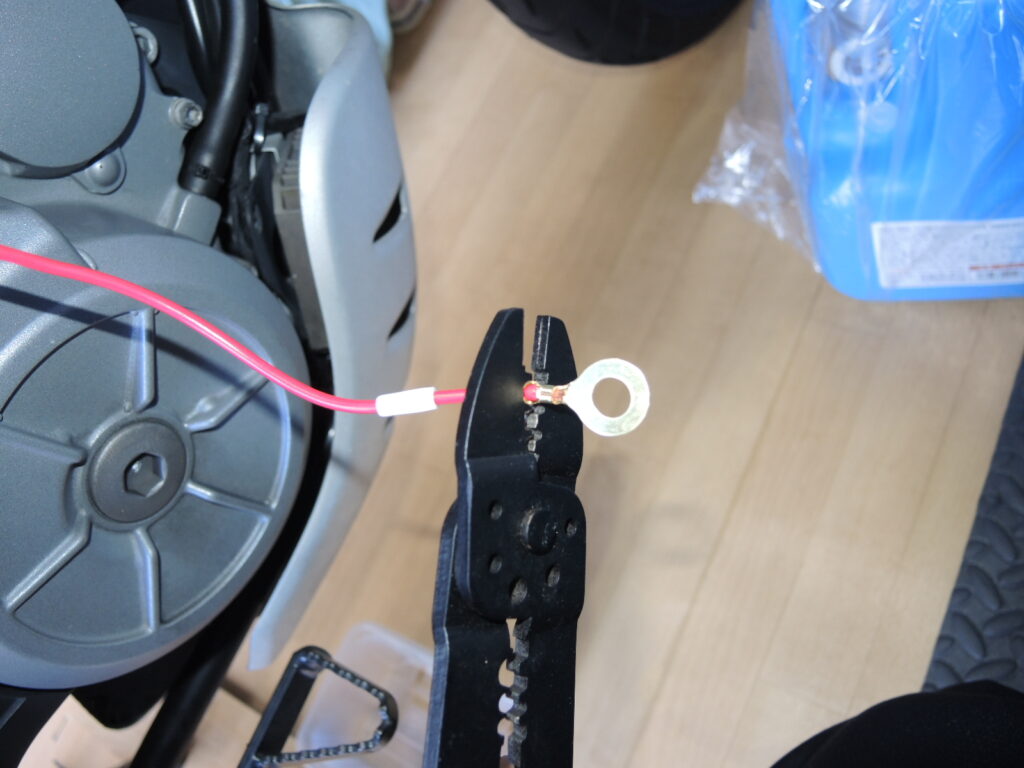 【必須工具】 バイクのD-UNIT取り付けに必要な電工ペンチと検電テスター。ACC電源を安全に取り出し、ギボシ端子を圧着するDIYツール。
