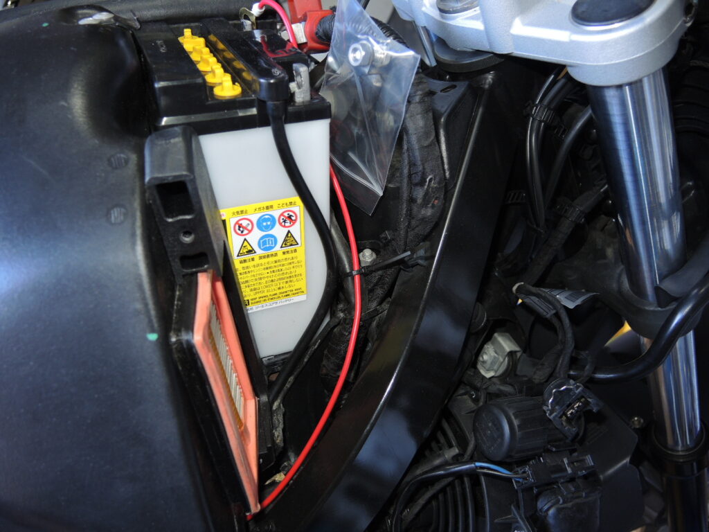 【バッテリー接続】 D-UNITの入力線を丸端子に付け替える作業。電工ペンチ（フジ矢 FA106など）で確実に圧着し、バッテリーに接続する手順。