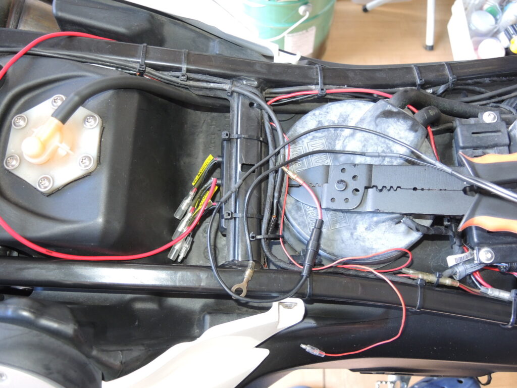 【設置例】 BMW G650GSへのデイトナ D-UNIT本体の設置場所。シート下フレームにタイラップで確実に固定し、メンテナンス性を確保した装着例。