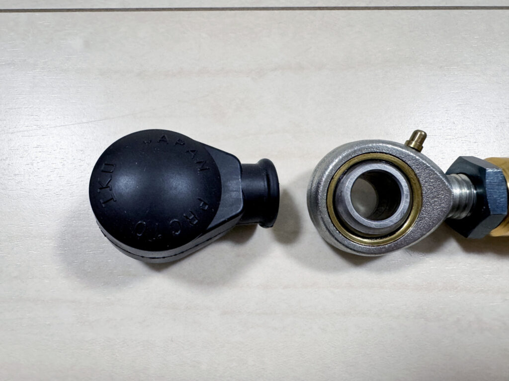 片側のみ穴が開いているIKO製エルボール用ダストカバーの裏側とゴムの形状