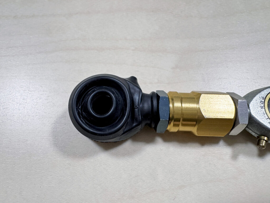 IKOダストカバーが隙間なくフィットしたantlion車高調整キットのスフェリカルベアリング保護状態