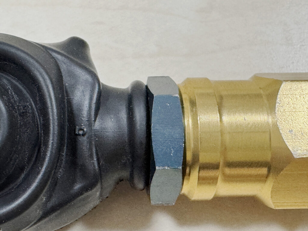 車高調整キットのグリスニップル部分とダストカバーの干渉・位置関係を確認する接写画像