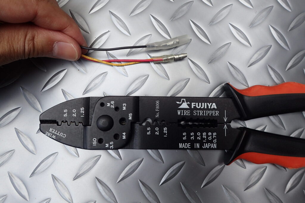 【配線図】 デイトナ D-UNIT（Dユニット）を使用したバイク用ドライブレコーダーの簡単電源接続方法。G650GSにおける電源取り出しとギボシ端子の加工手順。