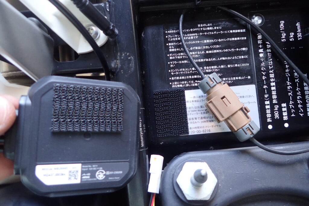 【本体設置場所】 バイク ドラレコ 本体ユニット（デイトナ M820WD）の最適な設置場所。G650GSのシート下にマジックテープで固定する固定方法。