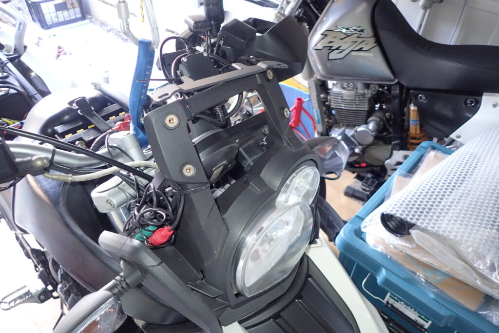 【フロントカメラ位置】 BMW G650GSのフロントカメラ取り付け位置実例。ライト上部のカウル内側に設置したデイトナ M820WDのカメラと最適な視野角。