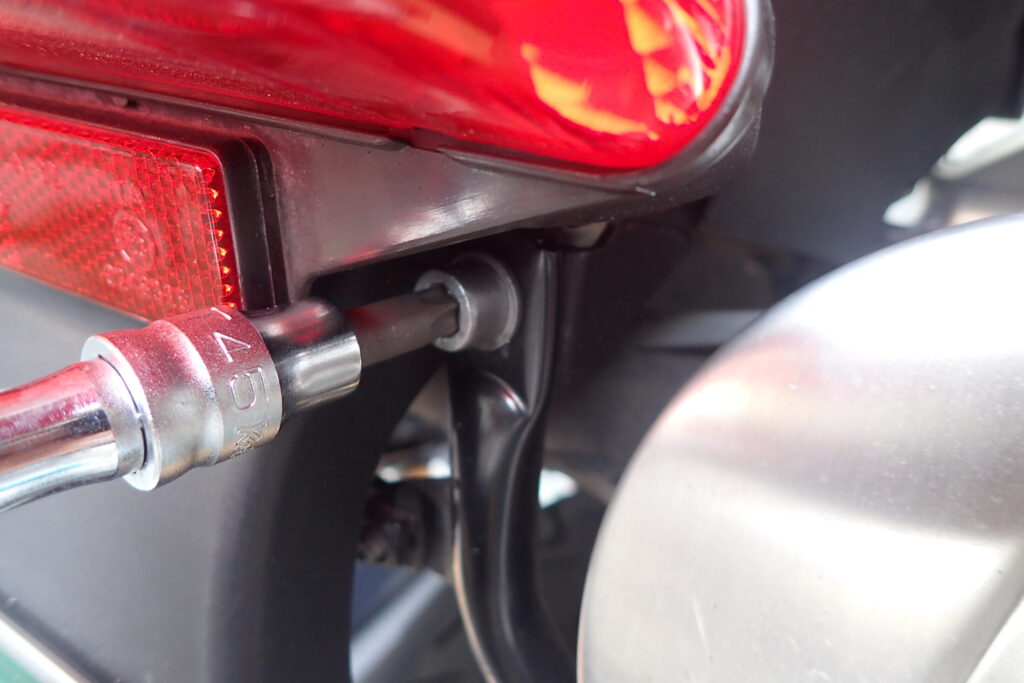 【リアカメラ固定】 バイク ドライブレコーダーのリアカメラをL字金具で取り付ける方法。サイドパニアステーを利用し、穴を加工して固定する目立たない設置の工夫。